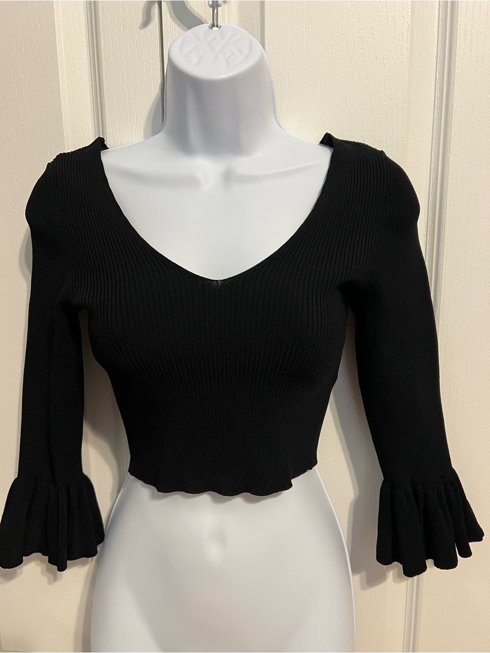 Gianni Bini Black Ribbed V-Neck Cropped Top with Ruffle Sleeves